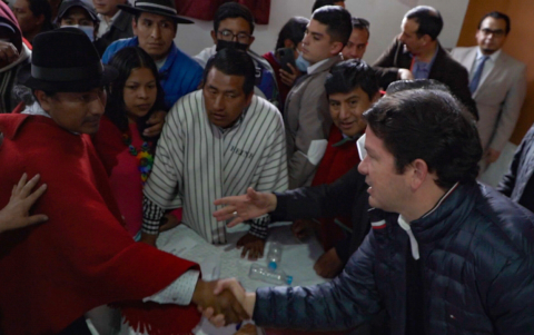 Leonidas Iza y Francisco Jiménez, exministro de Gobierno de Guillermo Lasso, en la firma del acta por la paz, el 30 de junio del 2022.