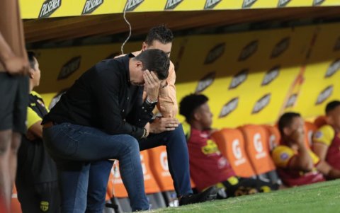 Ismael Rescalvo con gestos de molestias en la zona técnica de Barcelona SC.