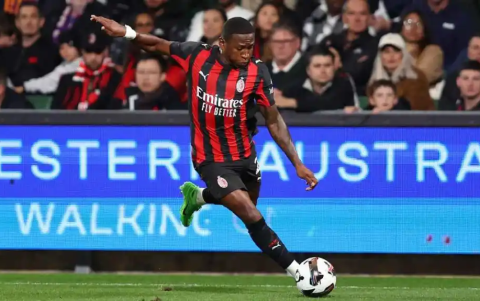 Pervis Estupiñán en el AC Milan en la Serie A 2025-2026.