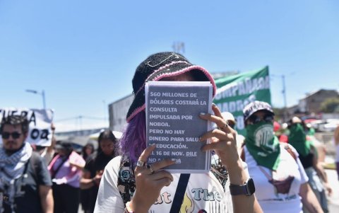 En Quito, mujeres llevaron pancartas en las que se manifestaba oposición a la consulta popular y a la Constituyente.