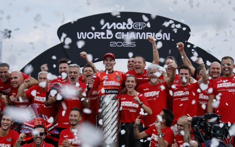 Márquez junto a todo su equipo de Ducati.