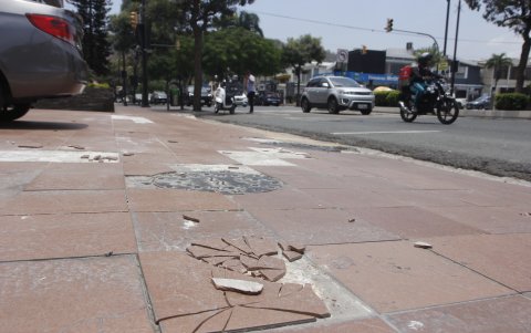 El problema también se extiende a zonas del norte, como es el caso en la calle Las Monjas, en la ciudadela Urdesa. Moradores esperan una intervención.