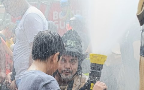 Niños disfrutaban del ejercicio bomberil