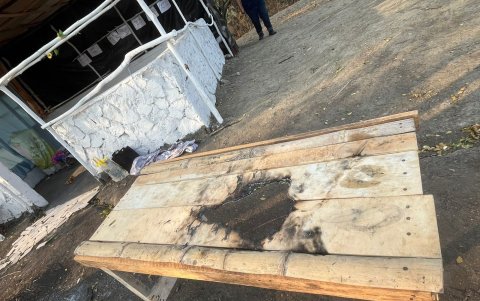 Una extraña mesa calcinada se encontraba en el asentamiento