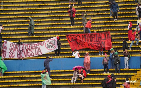 Los hinchas reclamaron durante el partido con varias pancartas.