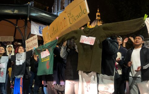 Decenas de personas se citaron en el Parque Calderón, centro de Cuenca, para hacer una vigilia en  memoria de Efraín Fuerez.