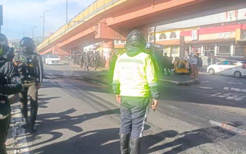 Personal de la AMT de Quito y la Policía Nacional lograron despejar la vía al sur de Quito.