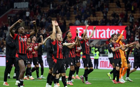 Jugadores de AC Milan festejaron la victoria 2-1 ante Napoli en San Siro.