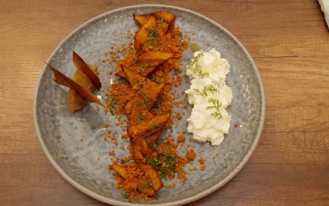 Uno de los platos más solicitados es el maduro, servido dorado y caramelizado, acompañado de un toffee de orito con mapahuira y un chantilly de queso manaba.