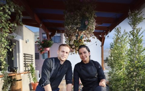 Tras instalarse en la terraza de la casa familiar en Ponciano, los chefs desarrollaron su fusión, para luego trasladarse al sector de la Guanguiltagüa.