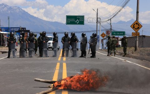 Militares permanecen en la vía en Otavalo mientras manifestantes queman objetos durante el paro nacional