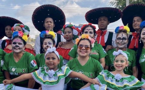 Desfiles, música y gastronomía afroecuatoriana llenan de color las calles de Esmeraldas cada 3 de octubre.