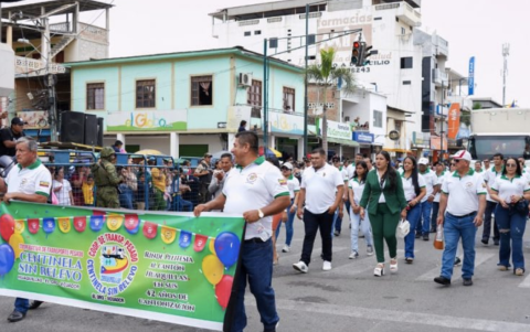 Desfiles destacan en las celebraciones por la cantonización de Huaquillas.