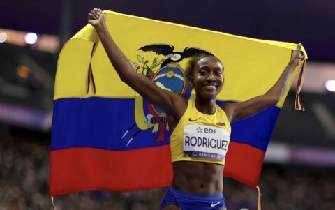 La deportista guayaquileña muestra la bandera tricolor luego de ganar la prueba de 100 mts planos en Nueva Delhi.