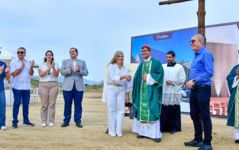 Monseñor Luis Gerardo Cabrera y directivos de Ambiensa durante la entrega del terreno.