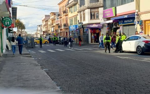 Ciudadanos transitan por las calles habilitadas en el centro de Latacunga tras el cerco de seguridad.