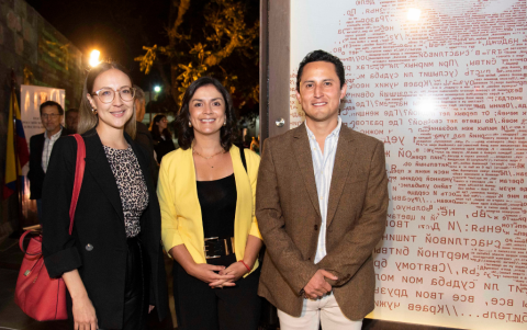 Gabriela Izurieta, María Dolores Flores y Andrés Izurieta.