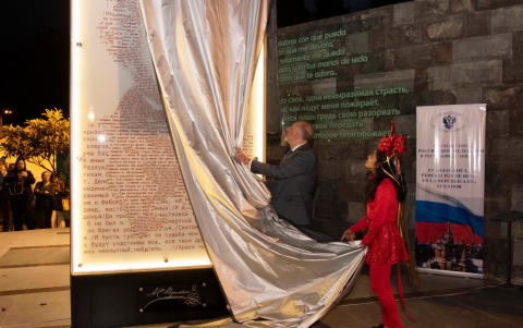 El embajador durante la develación.