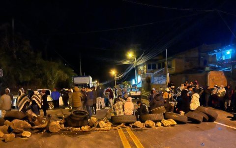 Miembros de comunidades cañaris impiden el tránsito en sectores de El Tambo y Juncal, en rechazo a decisiones gubernamentales.