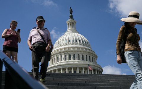 Los visitantes bajan las escaleras afuera del Capitolio de los Estados Unidos en Washington, DC, el 18 de septiembre de 2025.