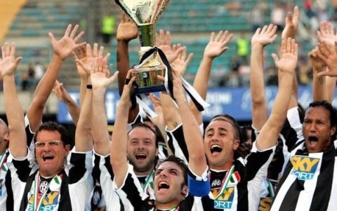 Juventus levantando el título que luego le sería arrebatado y entregado al Inter de Milán.