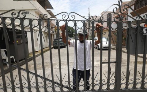 Hay polémica en los vecindarios por la instalación de rejas.
