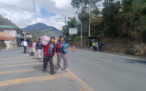 Viajeros caminaron varios kilómetros para llegar a Cuenca tras encontrarse con el cierre de la vía.