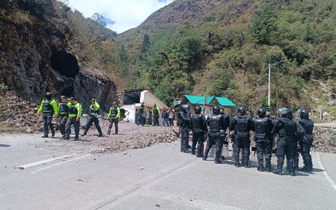 En el kilómetro 63 de la vía Cuenca- Molleturo existe un numeroso grupo de policías que resguardan la zona.