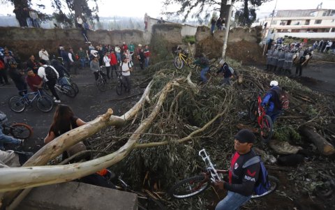 Troncos bloquean la vía Tabacundo-Cajas durante el paro nacional 2025