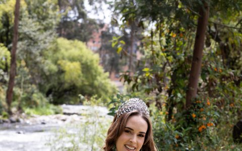 Natalia se coronó como la reina centenaria de Cuenca.