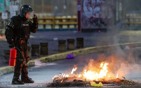 Los agentes de la Policía llegaron a la Plaza Indoamérica para dispersar a los manifestantes, quienes se congregaron en los exteriores de la Universidad Central