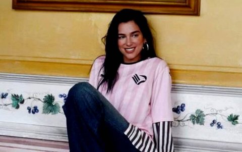 Dua Lipa fue la imagen oficial de los nuevos uniformes del Palermo de Italia