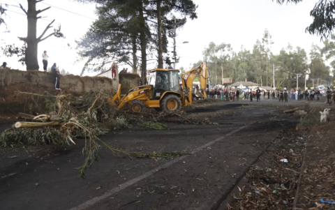 Policías y Militares intentan habilitar vías durante el paro nacional.