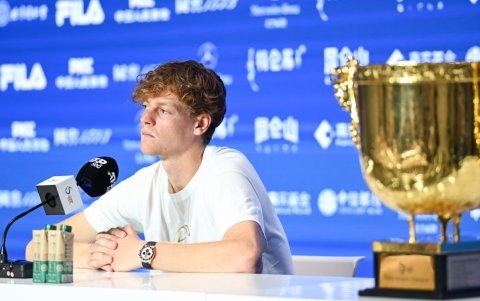 Jannik Sinner dando declaraciones después de ganar el abierto de Beijing.