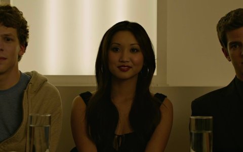 Jesse Eisenberg, Brenda Song y Andrew Garfield interpretando a Mark Zuckerberg, Christy y Eduardo Saverin en 'The Social Network'.