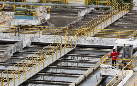 Planta La Toma: Produce 1 millón de m³ diarios, suficiente para 3 millones de personas, pero casi la mitad se pierde por fugas y robos.