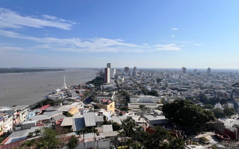 Desde el Cerro Santa Ana se puede admirar una vista privilegiada de Guayaquil: el río Guayas, el Malecón y la ciudad.