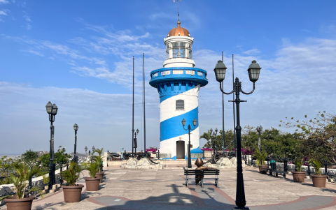 El faro del Cerro Santa Ana, representa la de identidad y memoria de Guayaquil.