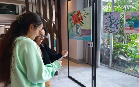 Los cuadros artísticos de 16 residentes se exponen junto a sus historias para desmitificar la discapacidad mental.