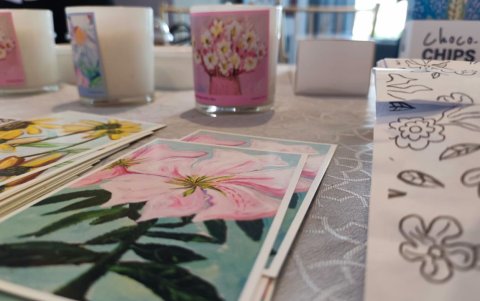 Los productos que se ofertan en ferias y universidades buscan sostener el proyecto y también que los ciudadanos conozcan las historias de los artistas.