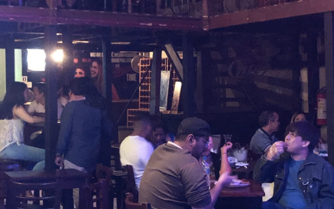 Los bares del cerro ofrecen sabor, historia y noches inolvidables.