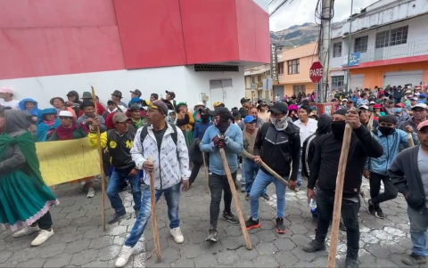 Comuneros bloquearon la Panamericana en Alausí y retuvieron a dos policías de tránsito durante las manifestaciones, en medio de reclamos por el hospital y la vía de la zona.