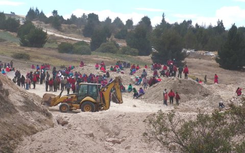 La tensión en Alausí aumentó tras los bloqueos en la Panamericana y la incautación de vehículos policiales por parte de comuneros.