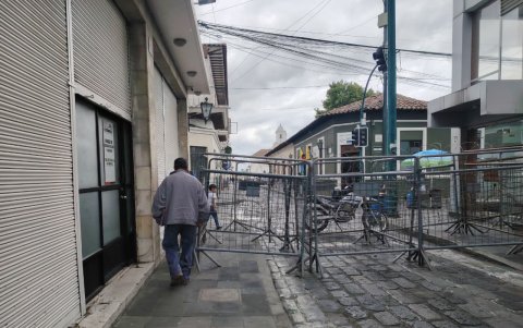 Personal policial habilita vías cerradas durante las movilizaciones en Latacunga, afectadas por el paro y el cerco de seguridad en el centro histórico.