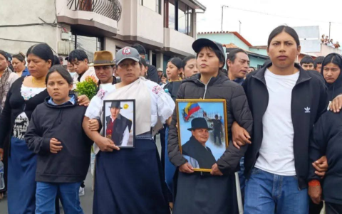 María Lucila Guitarra (centro), esposa de Efraín Fuerez, quien murió acribillado por fuerzas militares, según la Conaie. Otra es la posición del Gobierno.