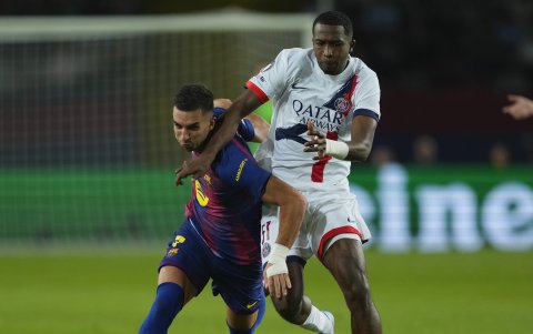 Pacho disputa una pelota con el delantero del Barcelona Ferrán Torres.