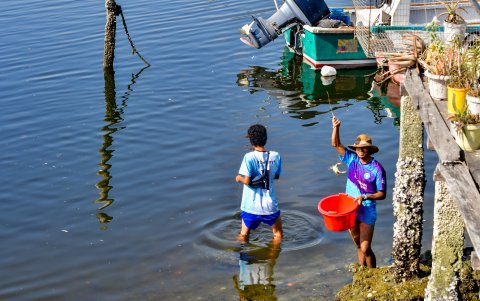 En las riberas del estero Salado aún se practica la pesca. La ciudadanía sugiere ampliar el malecón, mejorar la iluminación y habilitar embarcaciones para movilizarse.