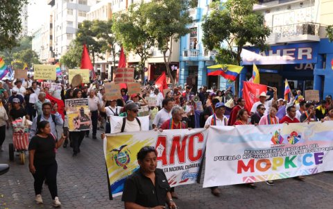 Cientos de personas participaron en la movilización convocada por gremios y organizaciones sociales.