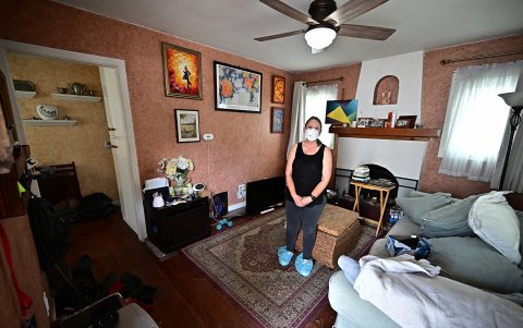 Karen Girard usa una mascarilla mientras está dentro de su casa en Altadena, California, el 21 de agosto de 2025.