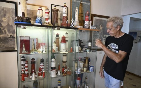 Mario Sanz, uno de los últimos fareros de España, frente a su pequeño museo de faros.